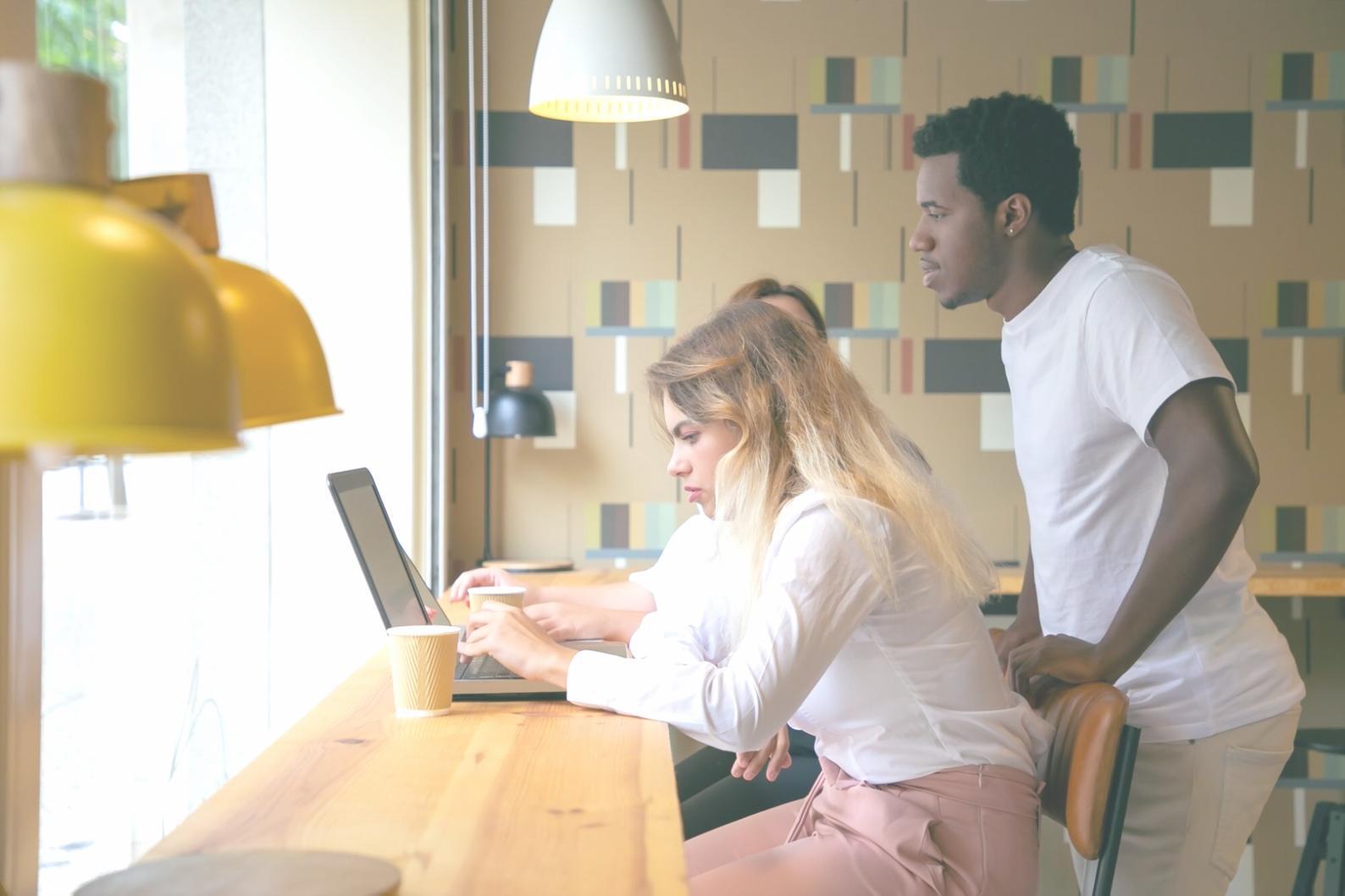 Famille organisant ses finances ensemble autour d'une table