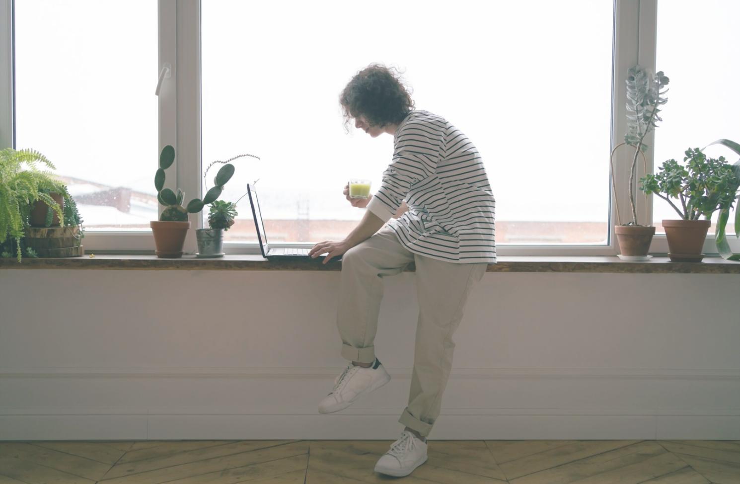 Famille consultant ensemble des documents financiers sur une table, ambiance collaborative et détendue