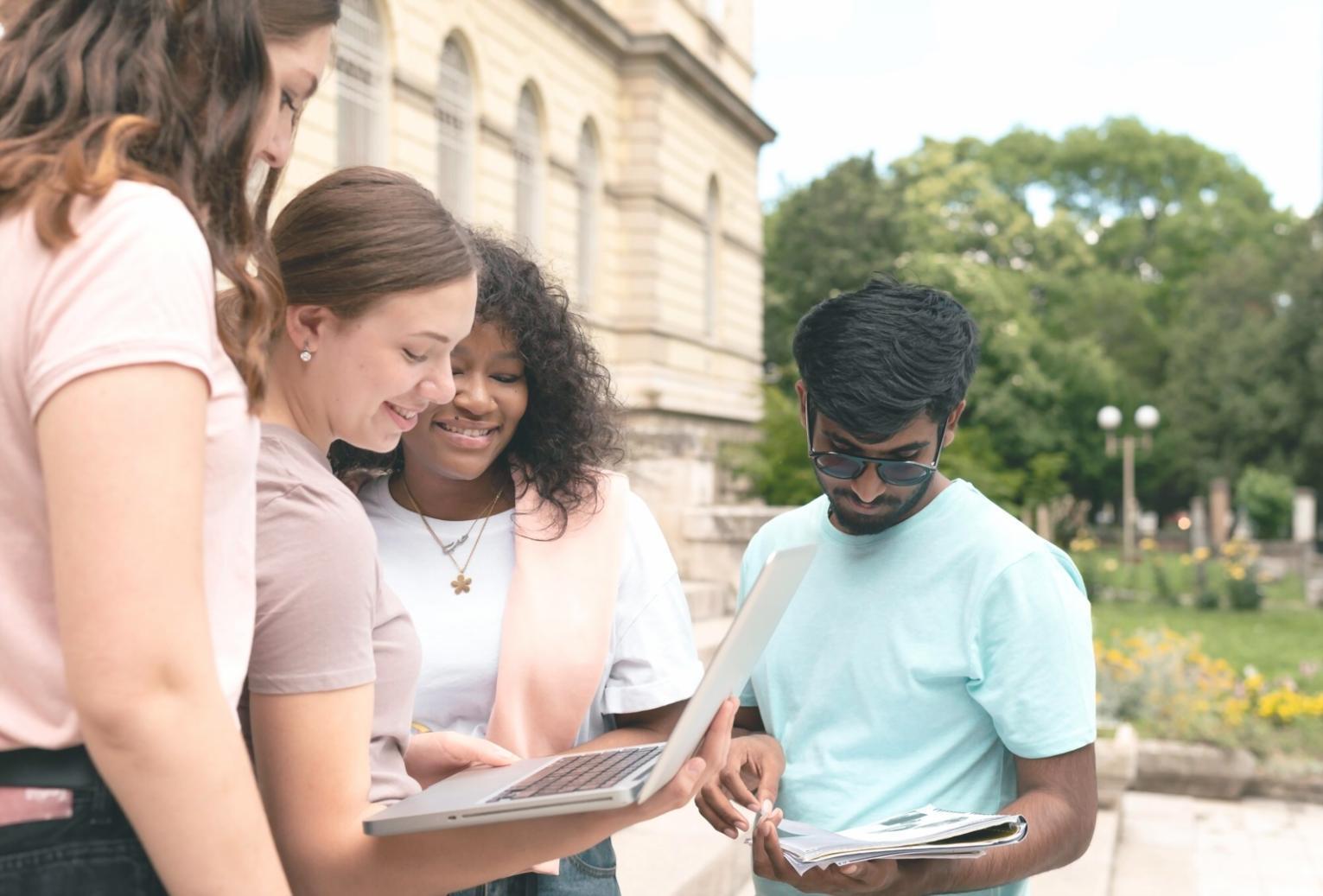 Session de groupe avec des participants travaillant sur leurs budgets familiaux